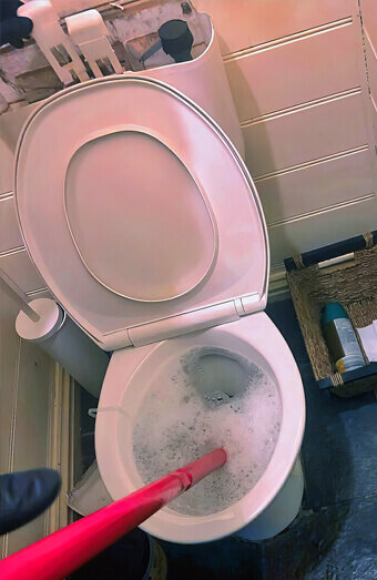 https://blockeddrainssorrento.com.au/uploads/2025/07/blocked-toilet-74011.jpg